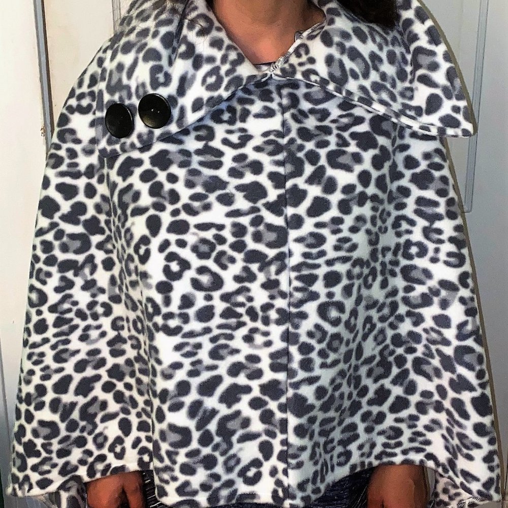 Women's Leopard print cape Jacket poncho Brand New Le Mode NWT One Size